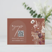 Elegante Terracotta Bloemen QR Code Boog Huwelijk RSVP Kaartje (Staand voorkant)