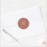 Elegante Terracotta Clean Wedding Ronde Sticker<br><div class="desc">Klassieke trouwstickers met een eenvoudig ontwerp met uw twee initialen monogram in een elegant handschrift voor een modern tintje. Het kleurenpalet kan worden gewijzigd in het ontwerpbewerkingshulpmiddel.</div>