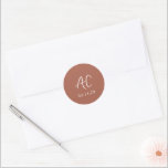 Elegante Terracotta Clean Wedding Ronde Sticker<br><div class="desc">Klassieke trouwstickers met een eenvoudig ontwerp met uw twee initialen monogram in een elegant handschrift voor een modern tintje. Het kleurenpalet kan worden gewijzigd in het ontwerpbewerkingshulpmiddel.</div>