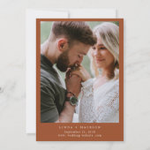 Elegante Terracotta Crest Monogram Bruiloft Kaart (Achterkant)