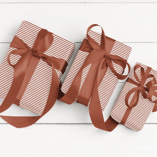 Elegante terracotta dun gestreept cadeaupapier