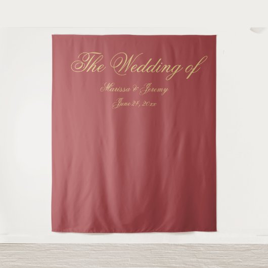Elegante Terracotta Gold Script Monogram Huwelijk Wandkleed (Voorkant)
