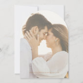 Elegante Terracotta Kalligrafie Boog Huwelijk Kaart (Achterkant)