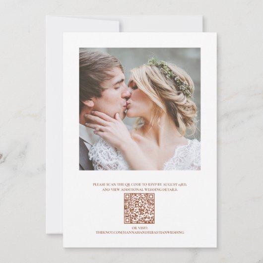 Elegante Terracotta Monogram Crest QR Code Huwelij Kaart (Achterkant)