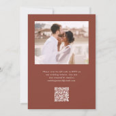 Elegante Terracotta Monogram QR RSVP Fotobruiloft Kaart (Achterkant)