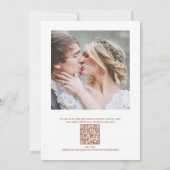 Elegante Terracotta Monogram Wapen QR Code Bruilof Kaart (Achterkant)