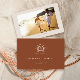 Elegante Terracotta Monogram Wapenschild Huwelijks Save The Date