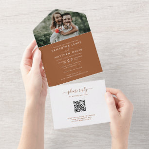 Elegante Terracotta Script Foto Huwelijk QR Code All In One Uitnodiging