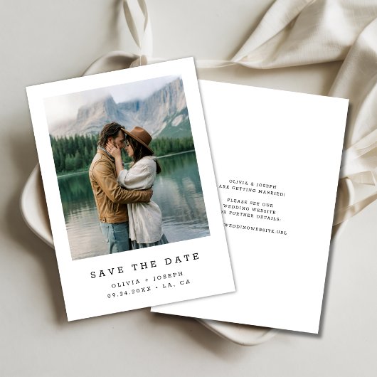 Elegante tijdloze minimale bruiloftsfoto aan het m save the date