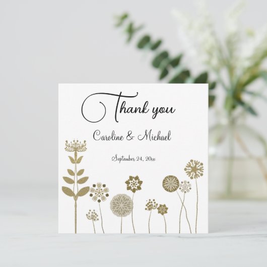 Elegante tijdloze zachte gouden bloemen minimalism bedankkaart (Staand voorkant)