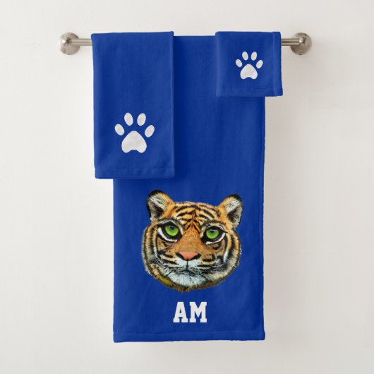 Elegante tijgergezicht, poten en monogram op blauw bad handdoek (Insitu)