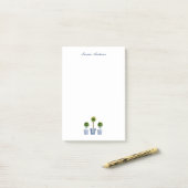 Elegante topiary in blauwe en witte potten  post-it® notes (Op bureau)