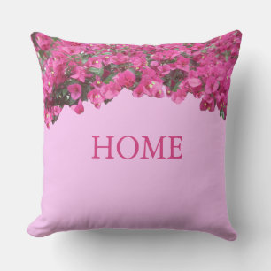 Elegante tropische bloemen thuis op roze kussen