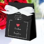 Elegante Trouw Huwelijk Zwart Wit & Rode Hart Dank Bedankdoosjes<br><div class="desc">Elegante Trouw Hartelijke Dank Geschenkdozen Zwart Wit & Rood. Mooie geschenkdozen zijn een welkom bedankgeschenk voor uw gasten. De perfecte gepersonaliseerde geschenken voor uw trouwerij en zo elegant op uw receptietafels. Klik om deze sjabloon aan te passen om deze snel en eenvoudig aan te passen met uw eigen bruid- en...</div>