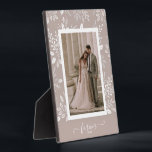 Elegante trouwfoto frameloos fotolijst met standaa fotoplaat<br><div class="desc">Tafelplaque met ingebouwde ezel met daarop uw favoriete foto omgeven door een mooie rand van witte bladeren,  stippen en bessen op een lichtroze taupe achtergrond</div>