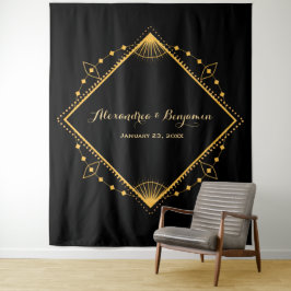 Elegante trouwfoto goud diamanten fotohokje achter wandkleed