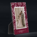 Elegante trouwfoto lijstloze fotostandaard fotoplaat<br><div class="desc">Een plaat voor op een tafel met een ingebouwd easel met daarop uw favoriete foto omringd door een mooie rand van witte bladeren, stippen en bessen op een bordeauxrode achtergrond. VERANDER de achtergrondkleur zodat deze bij uw foto past. VERANDER de tekst VOOR ALTJD in iets anders - TIP: plaats uw...</div>