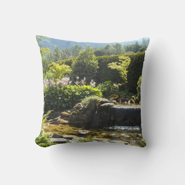 Elegante tuinscène met mini waterval kussen (Voorkant)