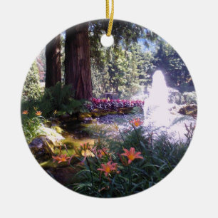 Elegante tuinscène met waterfontein keramisch ornament
