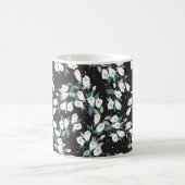 Elegante Tulp Bloem Patroon Zwarte Achtergrond Koffiemok (Center)
