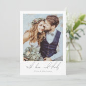 Elegante twee fotoscript minimalistische bruiloft bedankkaart (Staand voorkant)