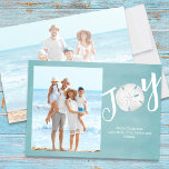 Elegante Typografie Custom Joy Turquoise Beach Feestdagenkaart<br><div class="desc">Dit ontwerp is voorzien van een typografie vakantie vreugde aangepaste foto wenskaart, met een traditionele strand elegante sjabloon, botanische waterverf turquoise oceaan, een gepersonaliseerde zChristmas Xmas fotokaarten, een eenvoudige minimalistische zee sealife, met een unieke grillige kalligrafie digitale, strand vrolijke Xmas wenskaarten, tropical island kust nautische kaarten, aangepaste foto afbeelding kerstkaarten,...</div>