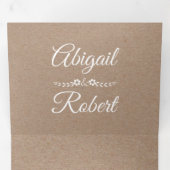 Elegante typografie kraftpapier rustieke bruiloft drieluik uitnodiging (Binnenzijde eerst)