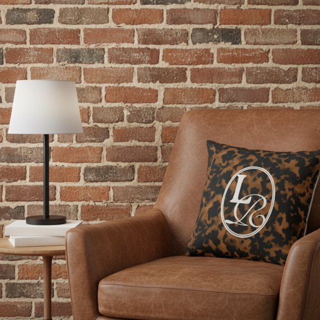 Elegante typografie Monogram Schildpad Kussen (Add a touch of charm to your home with this Elegant Typography Monogram Tortoise Shell Throw Pillow!)