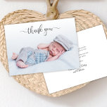 Elegante Typografie Pasgeboren Baby Foto Dank u Bedankkaart<br><div class="desc">Eenvoudige moderne elegante kalligrafie script foto pasgeboren Baby dank u geboorte aankondiging Kaart. Beschikt over een mooie "dank u" tekst in een handgeschreven kalligrafie swash tail lettertype script in grijs. Vooraf gemaakte persoonlijke boodschap aan de achterkant in zwart-wit. Geweldig voor het baby shower dank u en voor de geboorte aankondiging....</div>