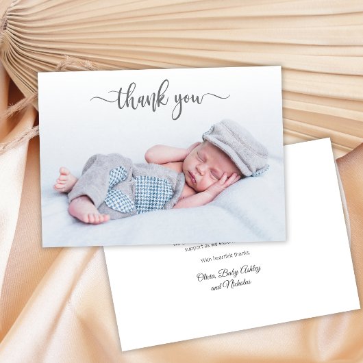 Elegante Typografie Pasgeboren Baby Foto Dank u Bedankkaart