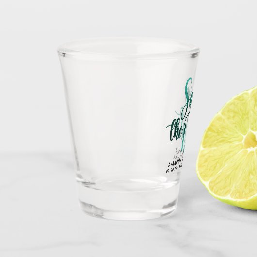 Elegante Typografie Trouwen Save The Date Shot Glas (Links)