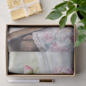 Elegante vaas met roze pioenen op tafel tissuepapier (Geschenk)