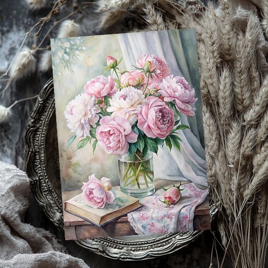 Elegante vaas met roze pioenen op tafel tissuepapier