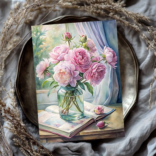 Elegante vaas met roze pioenen op tafel tissuepapier