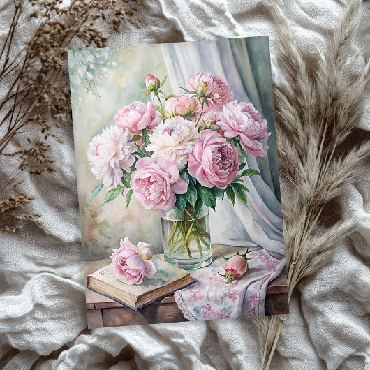 Elegante vaas met roze pioenen op tafel tissuepapier