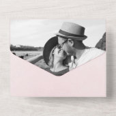 Elegante Verlopende Roze Achtergrond Trouw All In One Uitnodiging (Achterkant)