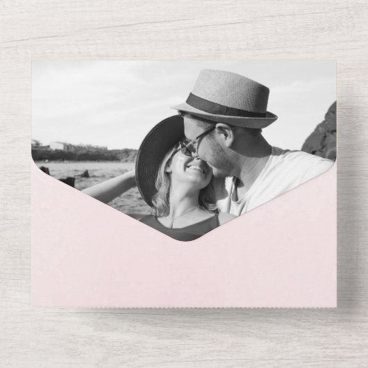 Elegante Verlopende Roze Achtergrond Trouw All In One Uitnodiging (Achterkant)