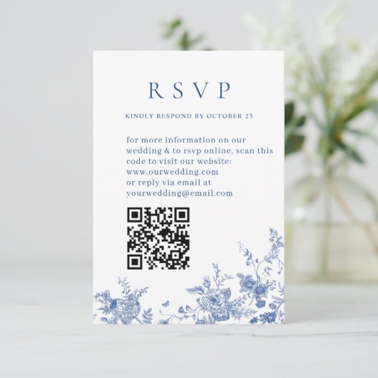 Elegante Victoriaans Blauwe Bloemen Wedding QR-cod RSVP Kaartje (Staand voorkant)