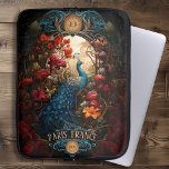 Elegante  Victoriaans Peacock Laptop Sleeve<br><div class="desc">Victoriaans Peacock Electronics Hoesje | Editable Design Transformeer uw elektronica met dit Regal Victoriaans Peacock Electronics Hoesje - een elegante toevoeging om uw toestellen te beschermen. Dit hoesje met een pauw-thema is gemaakt om uw elektronica-benodigdheden te verbeteren. Geef een vleugje van de eeuwwisseling Kunst en Ambachten Parijse flair door het...</div>