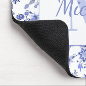 Elegante Vintage Blauwe Bloem Witte Monogram Naam Muismat (Hoek)