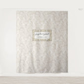 Elegante Vintage Script Damast Bruiloft Foto Namen Wandkleed (Voorkant)