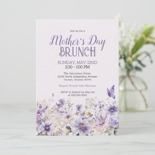 Elegante Violet Wildflower Moederdag Brunch Kaart (Staand voorkant)