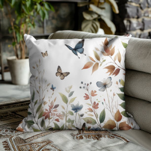 Elegante vlinders met weelderig gebladerte kussen