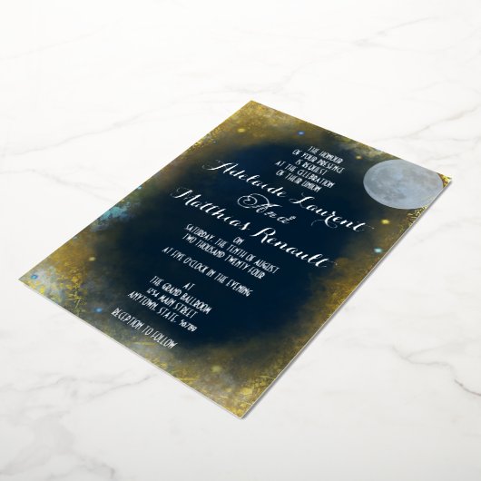 Elegante Volle Maan Hemelse Bruiloft: Blauw & Zilv Folie Uitnodiging (Gedraaid)