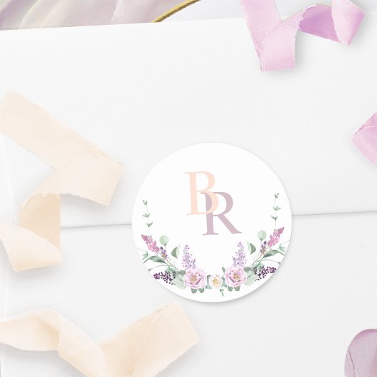 Elegante vreugdevolle pastelbloem monogram krans ronde sticker