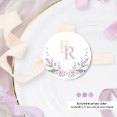 Elegante vreugdevolle pastelbloem monogram krans ronde sticker