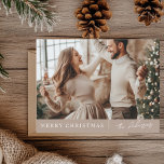 Elegante vrolijke kerst neutrale foto briefkaart<br><div class="desc">Vier het vakantieseizoen met deze prachtig minimalistische Merry Christmas-fotokaart in neutrale tinten. Perfect voor het toevoegen van een moderne en tijdloze touch aan uw vakantie groeten. Personaliseer met uw familiefoto en aangepaste naam en creëer een unieke en elegante kaart die door al uw dierbaren zal worden gekoesterd. Ideaal voor diegenen...</div>