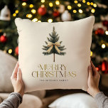 Elegante Vrolijke Kerstboom Boog Familie Kussen<br><div class="desc">Snuggle up in vakantie stijl met onze "Merry Christmas" kussen met een elegant gouden script,  uw aangepaste familienaam en dennenboom boog ontwerp. Voeg een feestelijke touch toe aan uw interieur terwijl u dit seizoen warmte en vreugde verspreidt! Ideaal om bij het vuur te liggen.</div>
