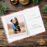 Elegante Vrolijke Kerstmisfoto Zilver Folie Feestdagenkaart<br><div class="desc">Leg de magie van uw liefde dit vakantieseizoen vast met onze aangepaste koppels foto Kerstkaart. Deze elegante en gepersonaliseerde kaart toont je favoriete afbeelding voor en midden, omgeven door moderne scripttypografie die je romance perfect combineert met de kerstsfeer. Of het nu een gezellige wintermomentopname is of een gekoesterd moment van...</div>