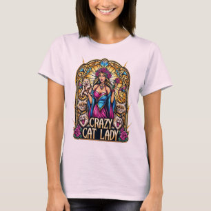 Elegante vrouw die kitten vasthoudt met omringende t-shirt